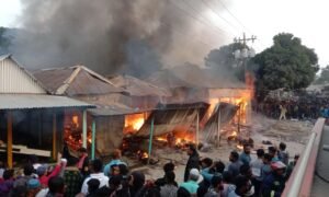মানিকগঞ্জে আরিচা ঘাটে ভয়াবহ অগ্নিকান্ড ১০ দোকান পুড়ে ছাই।