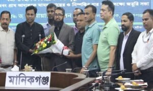 মানিকগঞ্জে সম্পাদক পরিষদের সাথে ডিসির মতবিনিময়