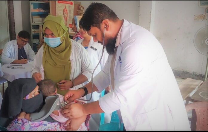 চিকিৎসা সেবা দিচ্ছেন মুন্নু মেডিকেল কলেজ হাসপাতালের চিকিৎসক