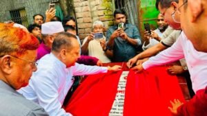 সিংগাইর উপজেলার, বিন্নাডাংগী জেলা সড়ক (বাস্তা) নবাবগঞ্জ উপজেলা ভায়া হাতনী বাজার মানিকনগর সড়ক কাজের শুভ উদ্বোধন করেন মঈনুল ইসলাম খান শান্ত এমপি