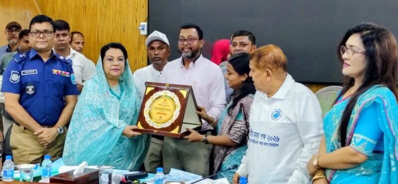 মৎস্য ক্ষেত্রে বিশেষ অবদানের জন্য মৎস্য চাষীদের সম্মাননা প্রদান করেন বিমান ও পর্যটন মন্ত্রী