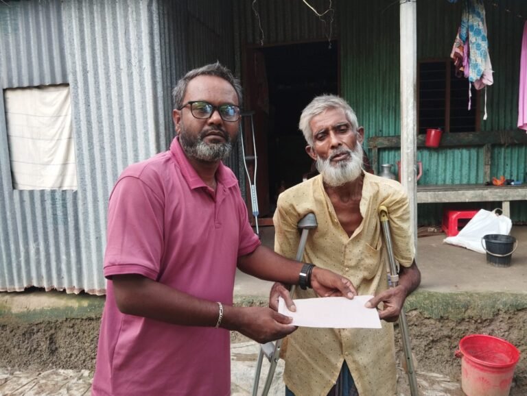 দুস্থ ও অসহায় পরিবারের পাশে ফেসবুক পেজ হৃদয়ে ইছামতি