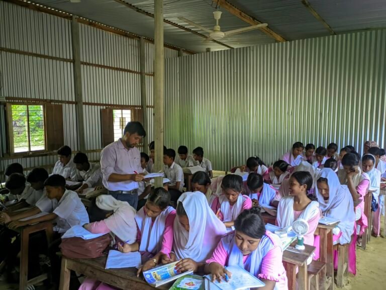 মানিকগঞ্জে নতুন ঠিকানায় সুশৃঙ্খল ও আনন্দমুখর পরিবেশে চলছে ছনকা উচ্চ বিদ্যালয়ের পাঠদান