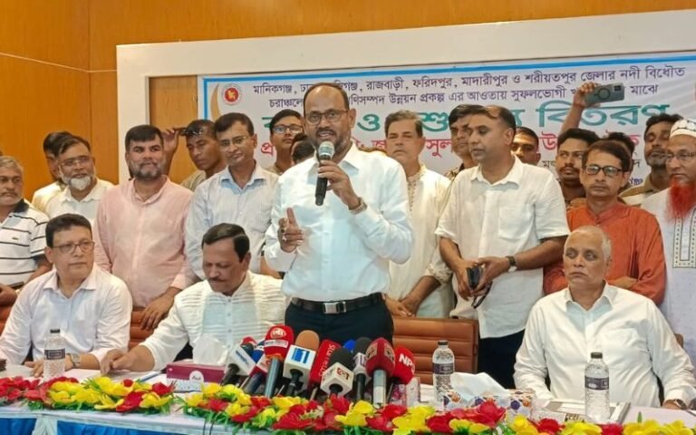 দৌলতপুরে সুফলভোগী খামারিদের মাঝে বকনা ও পশুখাদ্য বিতরণ