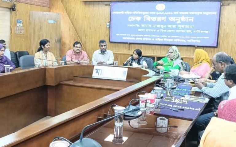 মানিকগঞ্জে ৪৪ মহিলা সমিতিকে ৮ লাখ ১০ হাজার টাকার অনুদান বিতরণ