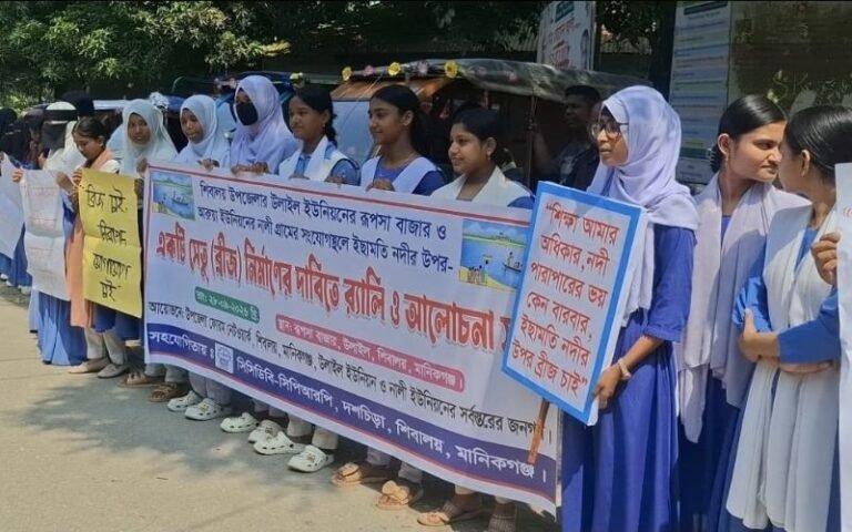 রূপসা বাজারের নিকট ইছামতি নদীতে সেতু নির্মাণের দাবীতে ভূক্তভোগীদের র‌্যালী