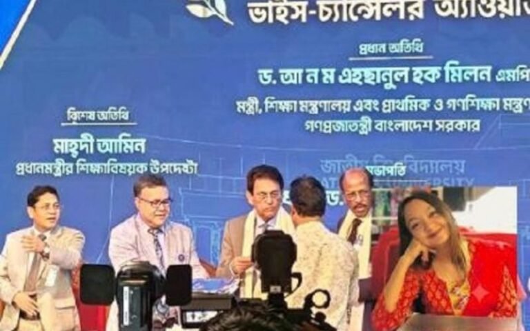 ভাইস-চ্যান্সেলর অ্যাওয়ার্ড পেলেন মানিকগঞ্জের রিতু শিকদার মম
