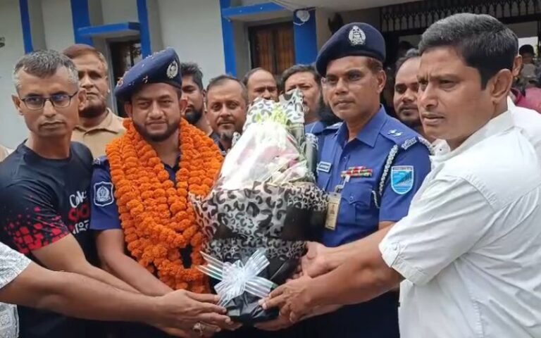 অশ্রুসিক্ত বিদায়ে হরিরামপুর ছাড়লেন ওসি আফজাল হোসেন