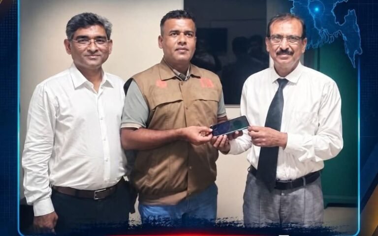প্রযুক্তির সহায়তায় হারানো মোবাইল উদ্ধার, মালিকের হাতে তুলে দিল মানিকগঞ্জ ডিবি