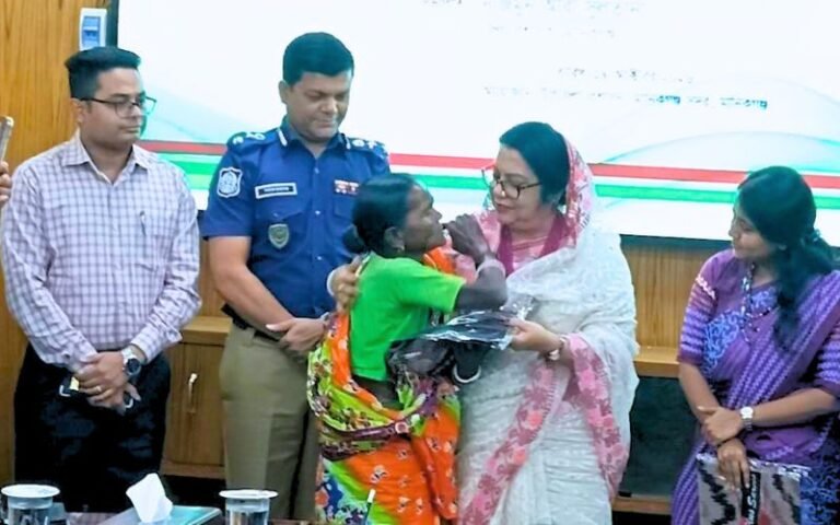 দুর্গাপূজা উপলক্ষে মানিকগঞ্জ পৌরসভায় প্রধানমন্ত্রীর উপহারের শাড়ি-কাপড় বিতরণ করলেন খাদ্যমন্ত্রী