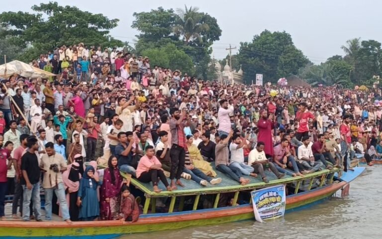 মানিকগঞ্জে কালীগঙ্গায় শতবর্ষী ঐতিহ্যের নৌকা বাইচ দেখলো লাখো মানুষ