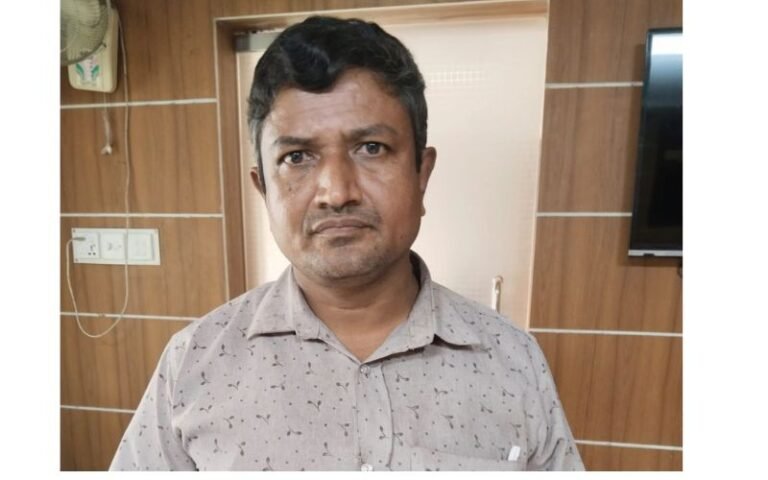 সাটুরিয়ার তিল্লি উচ্চ বিদ্যালয়ে ‘শেখ হাসিনার বাংলাদেশ’ লেখা ব্যানার, প্রধান শিক্ষক আটক