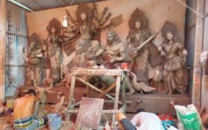 সাটুরিয়ায় নিপুণ আঁচড়ে ফুটছে দেবীর রূপ, ৮১ মণ্ডপে চলছে দুর্গোৎসবের প্রস্তুতি