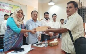 মানিকগঞ্জের সিংগাইরে পূজা মন্ডপে সরকারি সহায়তা প্রদান