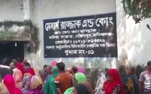 সারের জন্য শত শত কৃষকের উপচে পরা ভিড়, ডিলারের দোকানে উত্তেজনা