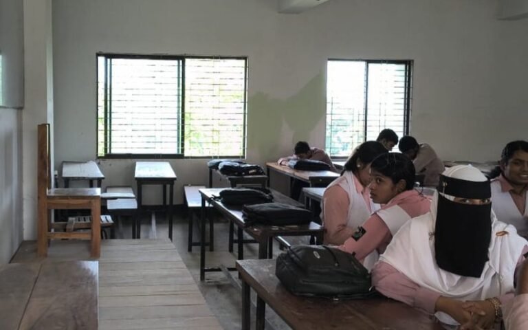 ক্লাস ফাঁকা রেখে ‘ও বন্ধু লাল গোলাপী’ গানে মাতোয়ারা কলেজের শিক্ষকরা