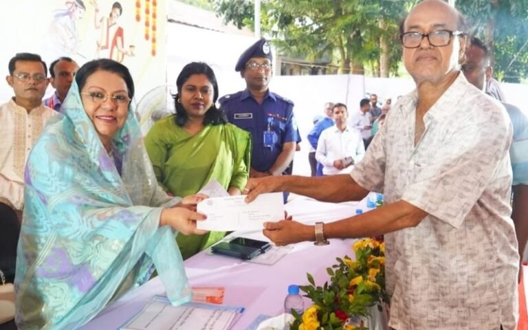 দুর্গাপূজা উপলক্ষে মানিকগঞ্জে পূজামণ্ডপে জিআর চাল বিতরণ