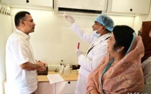 বাংলাদেশ নিরাপদ খাদ্য কর্তৃপক্ষের মোবাইল ল্যাবে খাদ্য পরীক্ষা কার্যক্রম পর্যবেক্ষণ করছেন প্রধানমন্ত্রী তারেক রহমান। এ সময় উপস্থিত ছিলেন খাদ্যমন্ত্রী