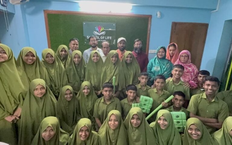 শিক্ষার্থীদের মাঠমুখী করতে ক্রিকেট সামগ্রী বিতরণ করল javedomer.com