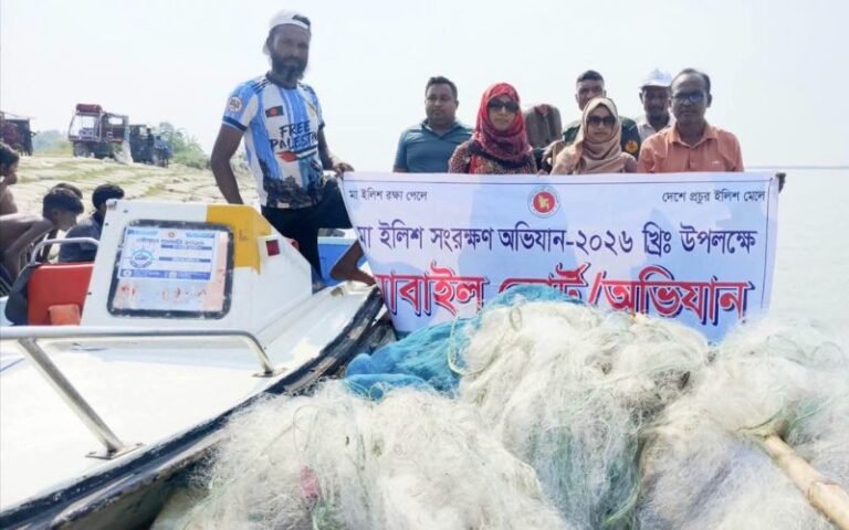 দৌলতপুরে মা ইলিশ রক্ষায় মোবাইল কোর্ট